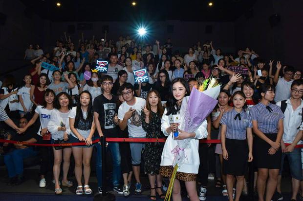 Dương Mịch vất vả thoát khỏi vòng vây hàng trăm fan bám chặt xe đưa đón-3