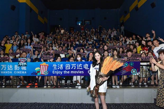 Dương Mịch vất vả thoát khỏi vòng vây hàng trăm fan bám chặt xe đưa đón-4