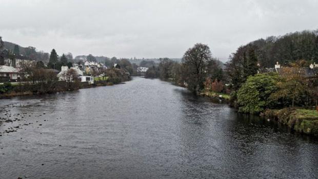 Bị 'ném đá' vì tìm tình yêu theo sóng nước-2