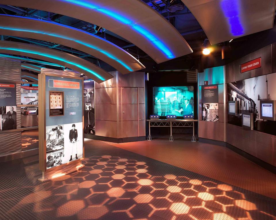 Trò chơi cân não và xe của James Bond ở bảo tàng gián điệp Mỹ-3