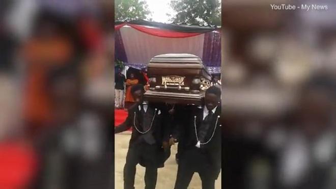 Khiêng quan tài, nhảy tưng bừng 'mừng' đám ma ở châu Phi-1