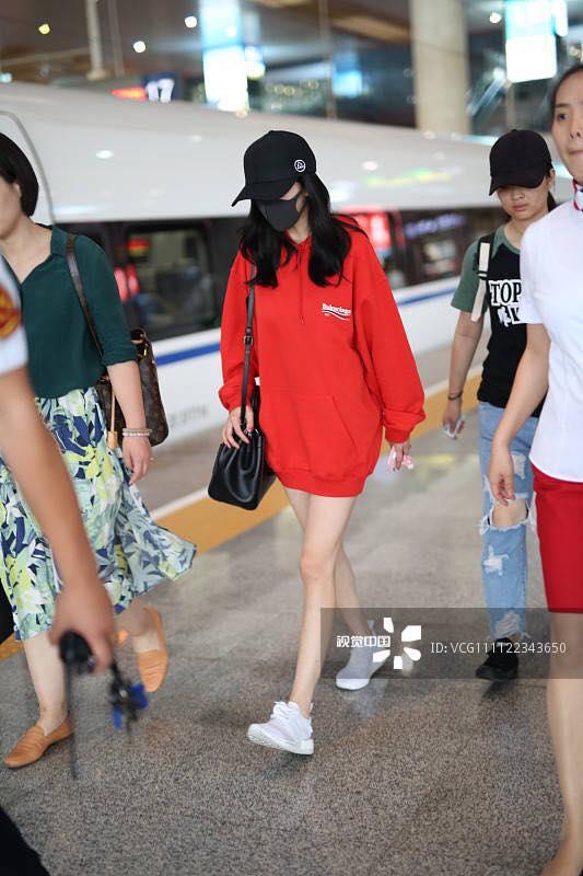 Phẫn nộ khi nhiếp ảnh gia cố tình chụp khoảnh khắc Dương Mịch bị tốc váy-8