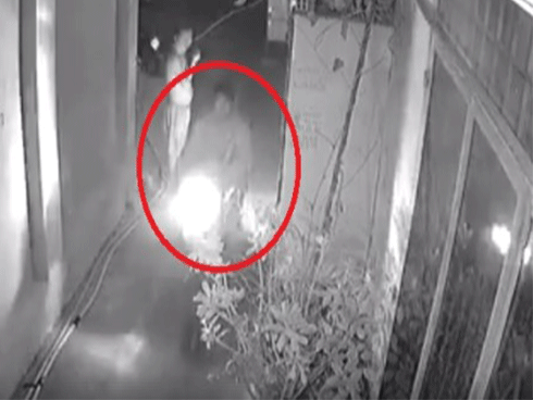 Clip ghi lại toàn cảnh 2 tên trộm đột nhập vào xóm trọ 'cuỗm' xe máy