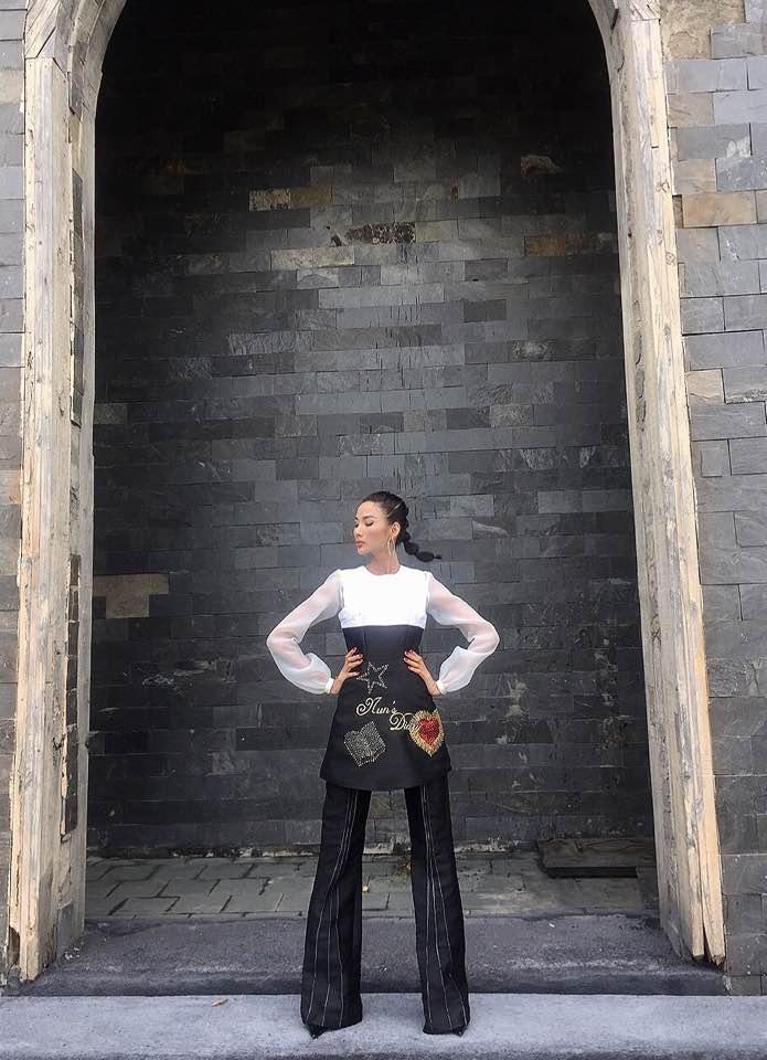 Cùng một kiểu tóc nhái Rihanna: Tóc Tiên đẹp cá tính - Hoàng Thùy lại 'cạn lời'-10