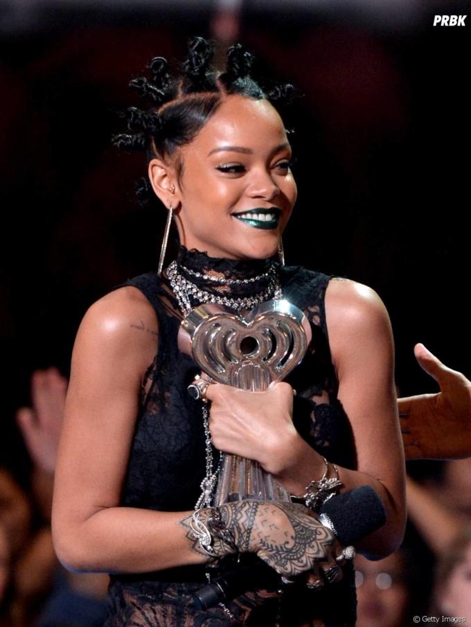 Cùng một kiểu tóc nhái Rihanna: Tóc Tiên đẹp cá tính - Hoàng Thùy lại 'cạn lời'-3
