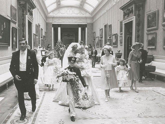 Ngày 29/7/1981, "đám cưới thế kỷ" giữa Thái tử Charles và Diana Spencer diễn ra hoành tráng ở Cung điện Buckingham, Vương quốc Anh.