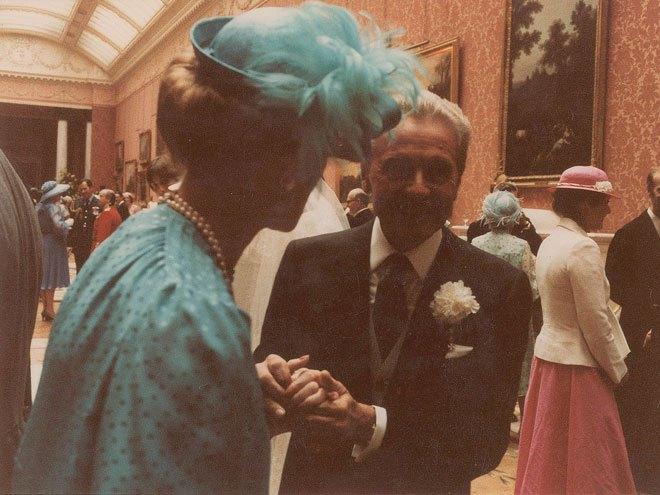 Công chúa Michael - vợ của Hoàng tử Michael, em họ Nữ hoàng Elizabeth II đang tiếp khách.