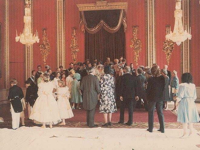 Hai gia đình cô dâu - chú rể vui vẻ chụp ảnh chân dung.