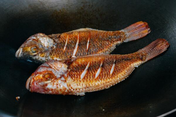 Cá rô phi sốt kiểu này ăn đưa cơm phải biết-3