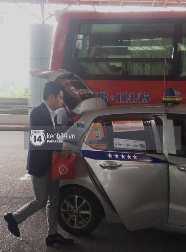 Chàng trai đón Châu Bùi ở sân bay đăng ảnh cô nàng kèm theo hashtag #mine-2