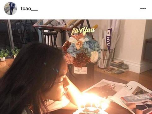 Chàng trai đón Châu Bùi ở sân bay đăng ảnh cô nàng kèm theo hashtag #mine