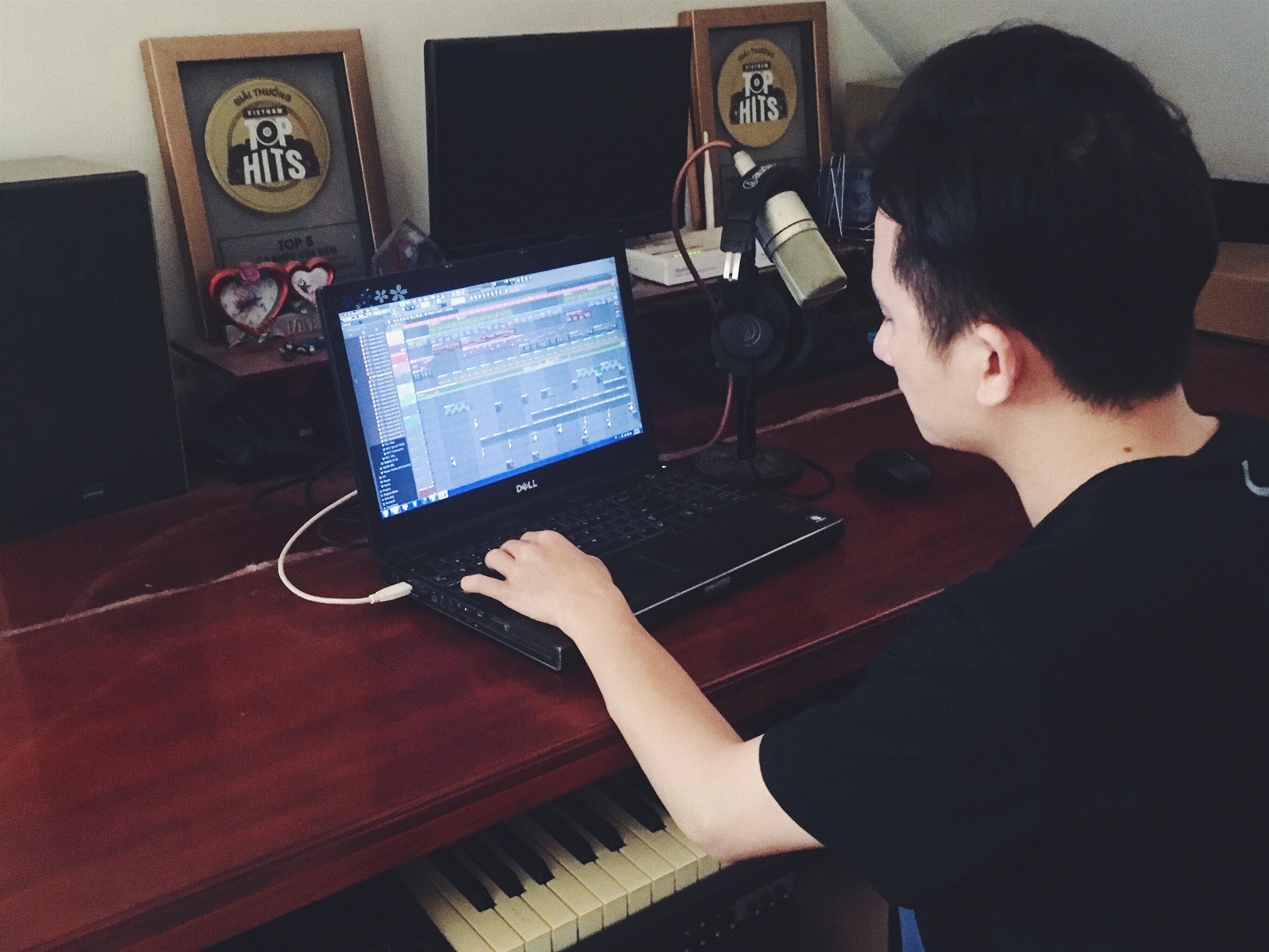 Cuộc sống an nhiên của Phan Mạnh Quỳnh tại quê nhà sau khi rời Vpop-5