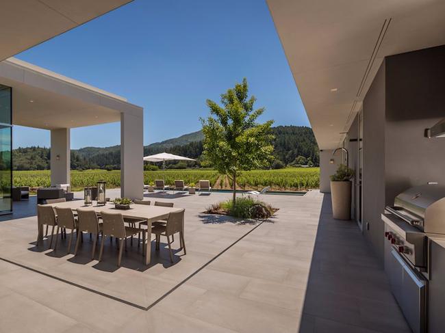 Siêu dinh thự nghìn tỷ gây sốt vì có vườn nho rộng bạt ngàn-12