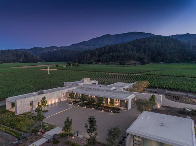 Siêu dinh thự nghìn tỷ gây sốt vì có vườn nho rộng bạt ngàn-3