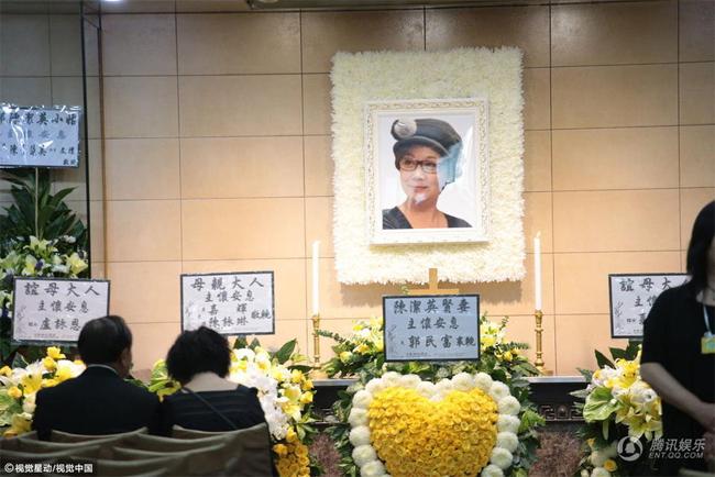 Chồng Hoàng Dung của 'Thần điêu đại hiệp' khóc nức nở khi ôm di ảnh vợ-1