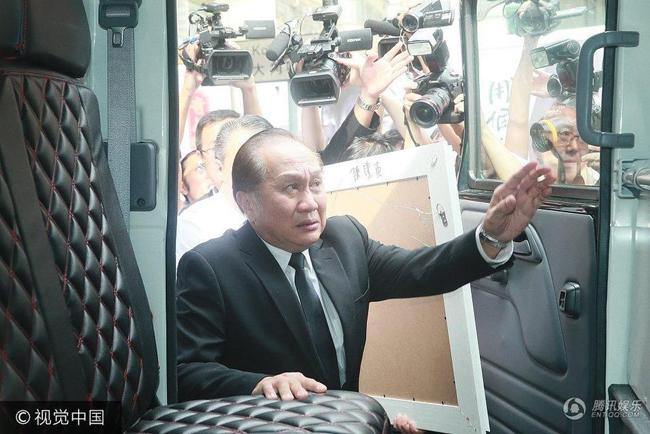 Chồng Hoàng Dung của 'Thần điêu đại hiệp' khóc nức nở khi ôm di ảnh vợ-4