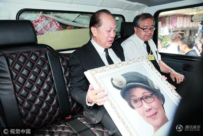 Chồng Hoàng Dung của 'Thần điêu đại hiệp' khóc nức nở khi ôm di ảnh vợ-5