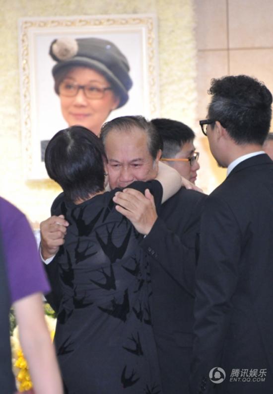 Chồng Hoàng Dung của 'Thần điêu đại hiệp' khóc nức nở khi ôm di ảnh vợ-2