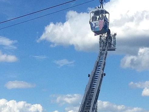 Giải cứu 100 người mắc kẹt trong cáp treo lơ lửng giữa không trung