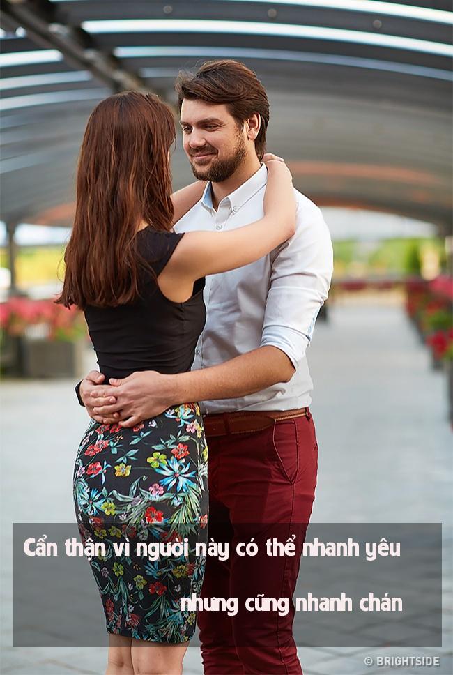 Nhìn kiểu ôm, biết ngay chàng có thực sự nghiêm túc với bạn trong mối quan hệ này-4