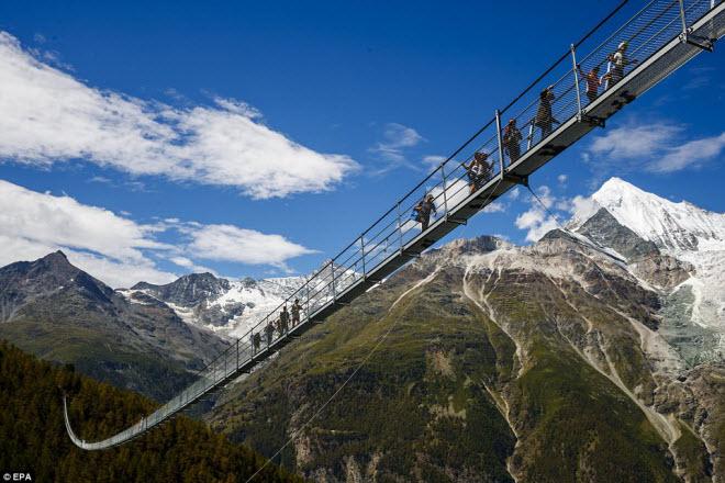 Cầu treo đi bộ dài nhất thế giới mở của đón du khách-1