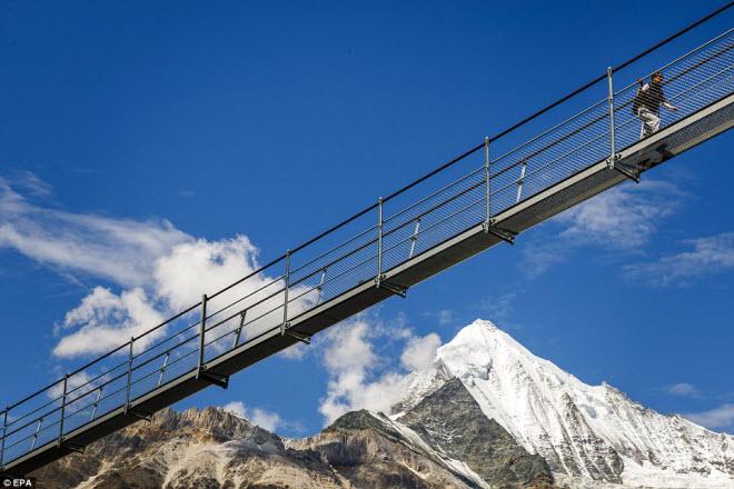 Cầu treo đi bộ dài nhất thế giới mở của đón du khách-7