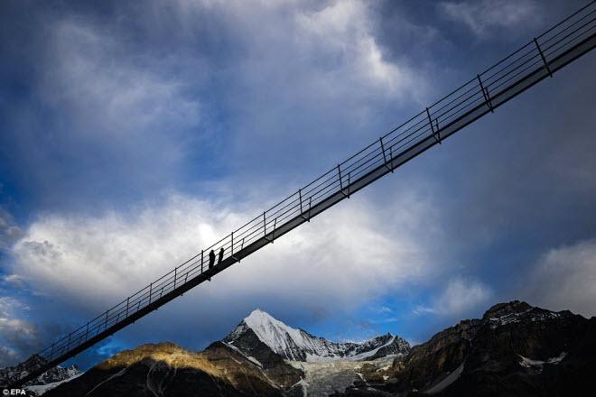Cầu treo đi bộ dài nhất thế giới mở của đón du khách-9