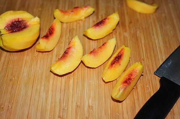 Bí quyết làm đào ngâm ngon giòn để dành ăn dần-1