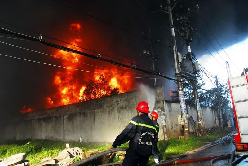 Cháy lớn công ty nhựa ở TP HCM-1