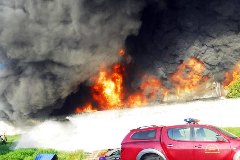 Cháy lớn công ty nhựa ở TP HCM-2