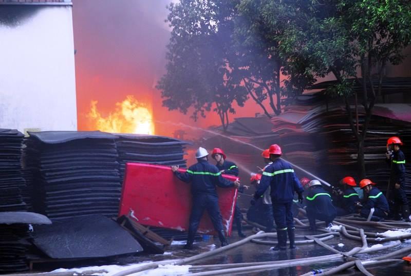 Cháy lớn công ty nhựa ở TP HCM-3