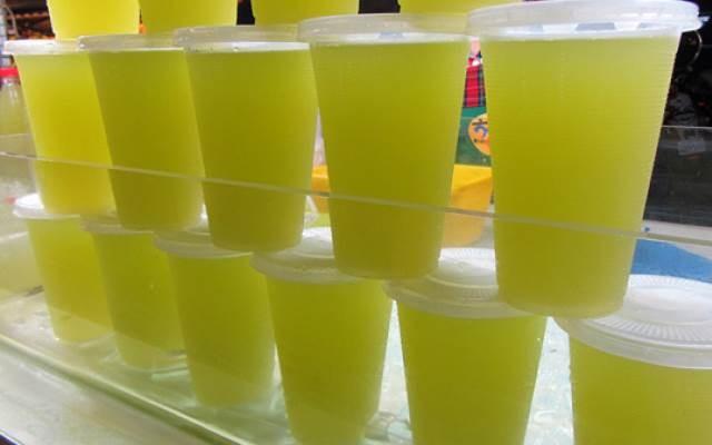 Nước mía siêu rẻ 15.000 đồng/lít, mỗi chiếc máy ép đều chế phễu đựng đường hóa học và nước lã-2