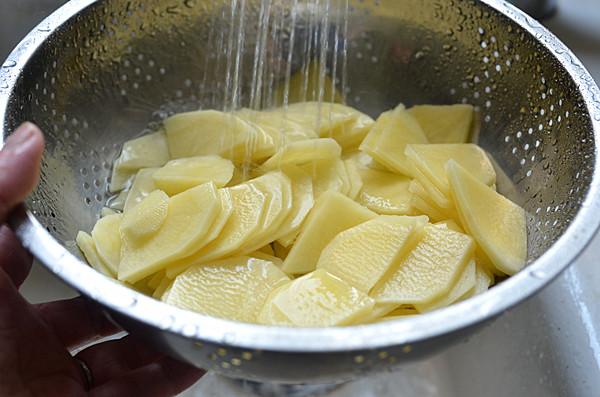 Thịt ba chỉ rang cháy cạnh với khoai tây thế này, ai chả muốn ăn-3