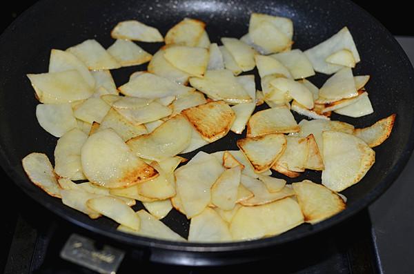 Thịt ba chỉ rang cháy cạnh với khoai tây thế này, ai chả muốn ăn-6