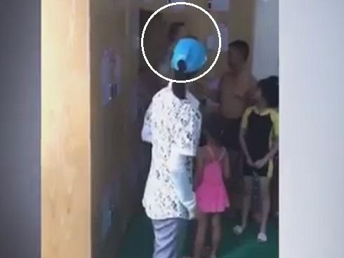 Nhẫn tâm nhốt con nhỏ trong tủ đồ, cha mẹ vô tư đi bơi