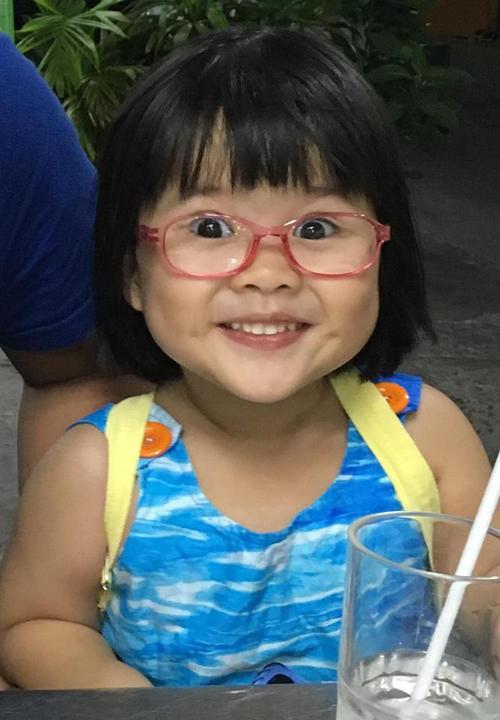 Bé gái cố rặn nước mắt tủi thân vì tưởng bố giận-1