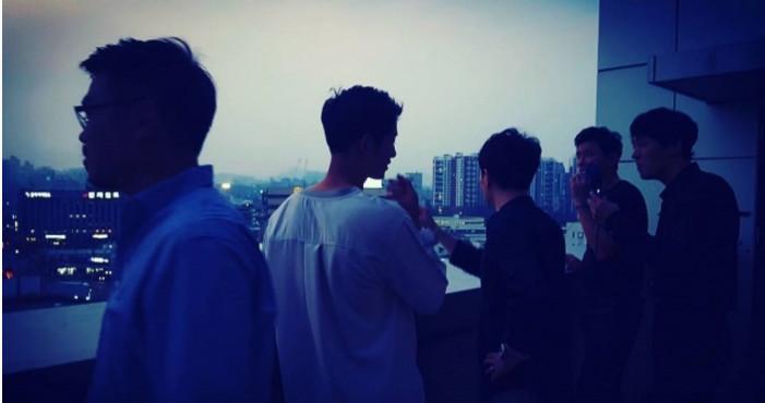 Quá áp lực, Song Joong Ki từ trai ngoan chuyển sang phì phèo thuốc lá-1