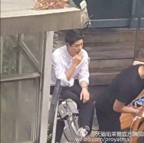 Quá áp lực, Song Joong Ki từ trai ngoan chuyển sang phì phèo thuốc lá-4