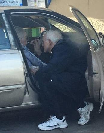 Cụ ông U80 bón kem cho cụ bà gây sốt cộng đồng mạng-3