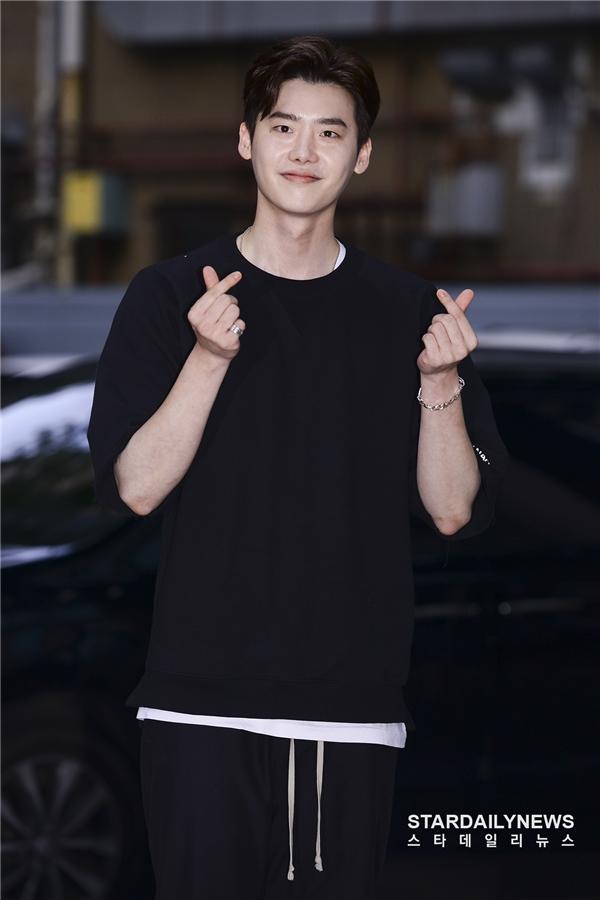 Phim của Suzy, Lee Jong Suk đóng máy, tiết lộ những hình ảnh khiến fan phấn khích-2