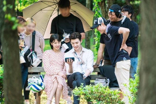 Phim của Suzy, Lee Jong Suk đóng máy, tiết lộ những hình ảnh khiến fan phấn khích-3