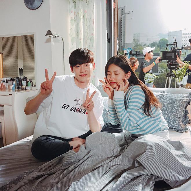 Phim của Suzy, Lee Jong Suk đóng máy, tiết lộ những hình ảnh khiến fan phấn khích-4