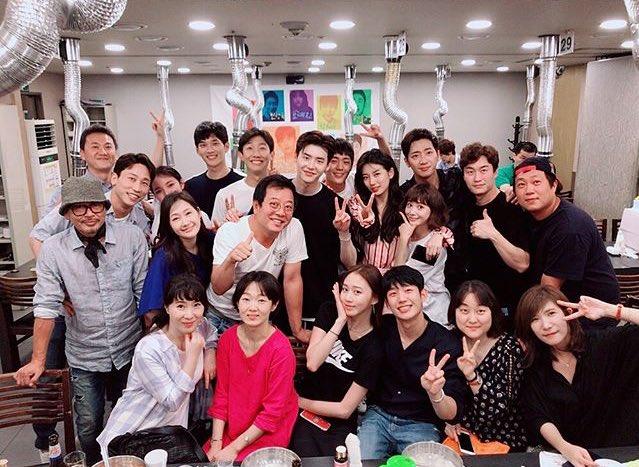 Phim của Suzy, Lee Jong Suk đóng máy, tiết lộ những hình ảnh khiến fan phấn khích-9