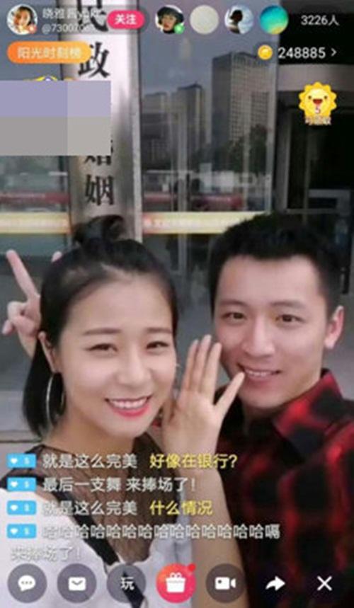 Choáng với chuyện tình của nữ MC ảo vừa gặp đã kết hôn-2