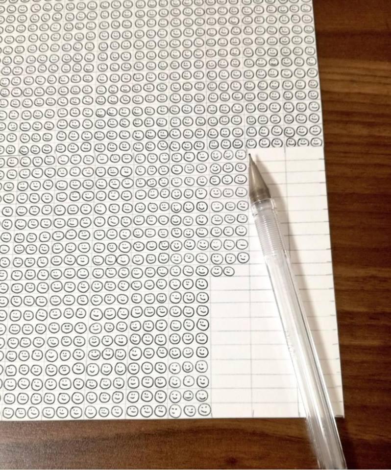 Nhân lúc rảnh rỗi, anh chàng dùng 6 ngày để thử lượng mực... bút bi-1