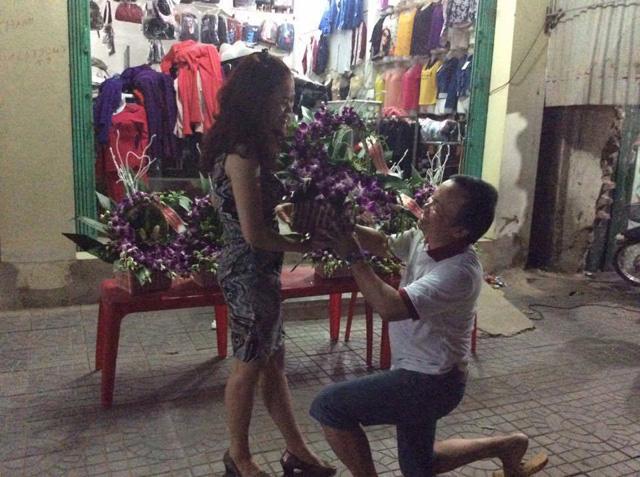 Cặp đôi 'bố mẹ tao' cứ ra đường là mặc đồ đôi, 26 năm vẫn lãng mạn, 'xì tin' hết phần giới trẻ-2