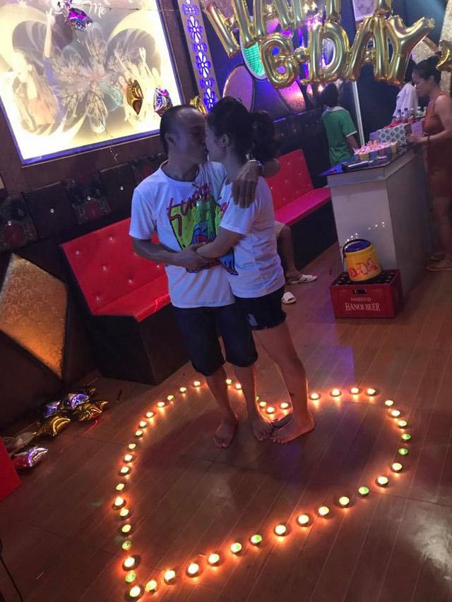 Cặp đôi 'bố mẹ tao' cứ ra đường là mặc đồ đôi, 26 năm vẫn lãng mạn, 'xì tin' hết phần giới trẻ-4