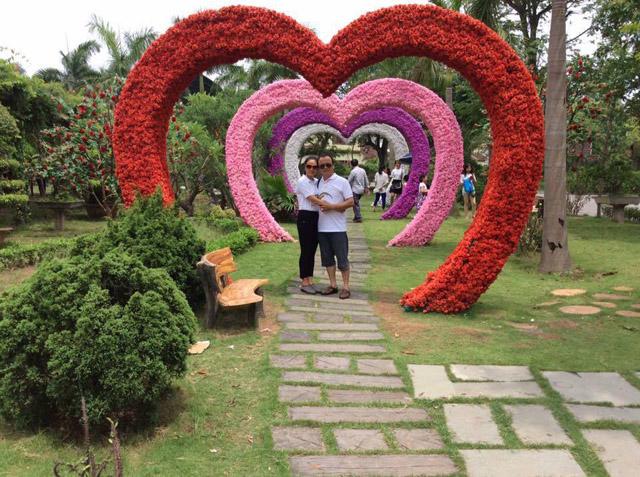 Cặp đôi 'bố mẹ tao' cứ ra đường là mặc đồ đôi, 26 năm vẫn lãng mạn, 'xì tin' hết phần giới trẻ-7