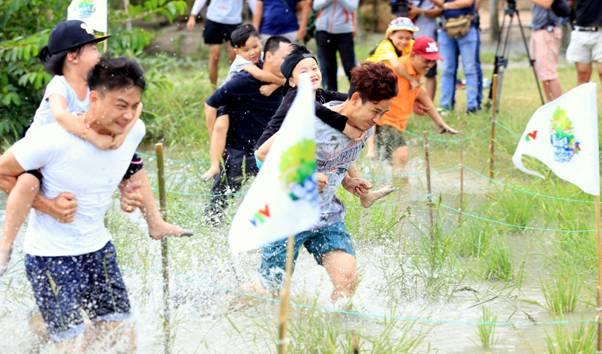 Tiến Lộc quen thuộc với làng điện ảnh của Việt Nam qua các vai diễn trong: Chạm tay vào nỗi nhớ, Câu hỏi số 5, Miền quê thức tỉnh, Khát vọng xanh, Nhà có nhiều cửa sổ,...