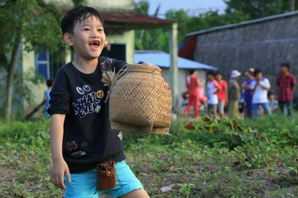 Thừa hưởng gene nghệ thuật của bố, Hồng Long tỏ ra là một cậu bé thông minh và vô cùng lém lỉnh.